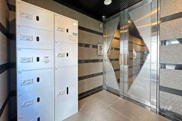 エントランスはオートロック付きです。