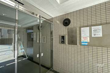 エントランスはオートロック付きです。