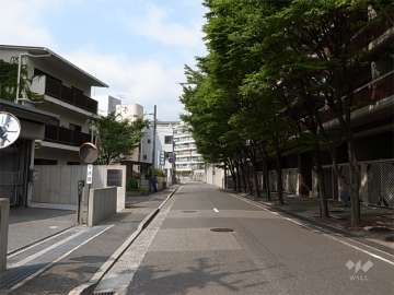敷地南側の通り。周辺はマンションと一戸建てが混在する閑静な住宅地。
