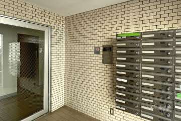 エントランスはオートロック付きです。