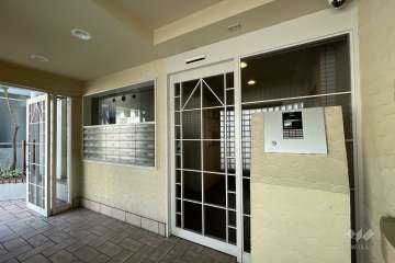 エントランスはオートロック付きです。