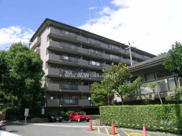 苦楽園ヒルズ3号棟の外観（南西側から）　すぐ西隣には公園があります。