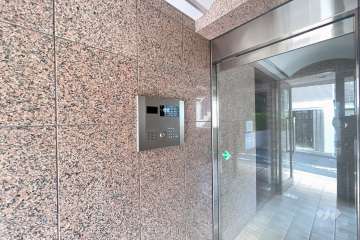 エントランスはオートロック付きです。