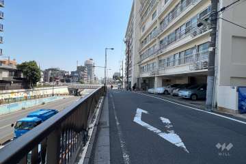 敷地東側の前面道路(北側から)