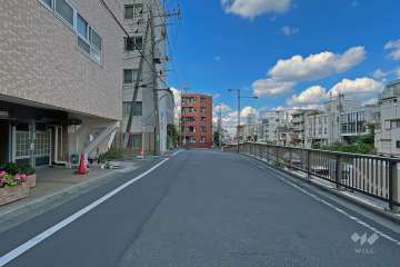 敷地東側の前面道路は環状七号線です（南側から）。