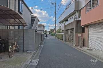 敷地北側の前面道路（東側から）
