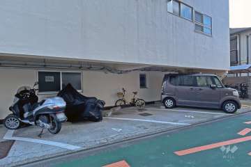 敷地内駐車場（屋外平面式）とバイク置場