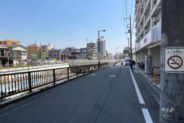 敷地東側の前面道路（北側から）