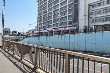 敷地東側の前面道路（北側から）