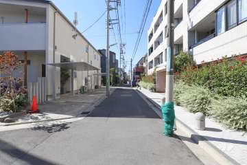 敷地南側の前面道路（東側から）