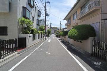 敷地西側の前面道路