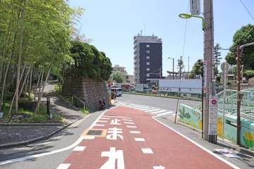 敷地北西側の前面道路（北東側から）