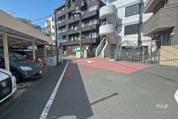 敷地北西側の前面道路（北東側から）