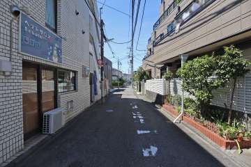 敷地北側の前面道路（東側から）