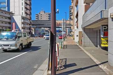 敷地西側の前面道路は都道318号線（環七通り）です（南側から）。