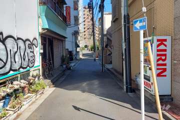 敷地北側の前面道路(西側から)