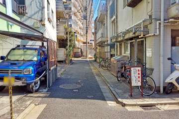 敷地北側の前面道路（西側から）