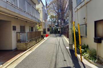 敷地西側の前面道路（北側から）