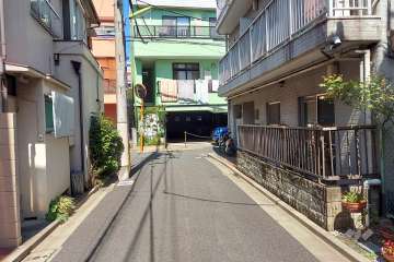 敷地西側の前面道路（南側から）
