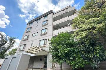 グランパーク代田橋の外観（南東側から）