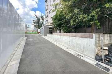 敷地南側の前面道路（東側から）