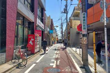 敷地西側の前面道路