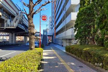 敷地北側の前面道路(西側から)