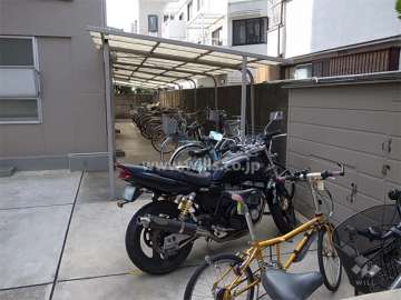 駐輪場とバイク置き場
