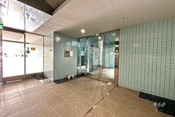 エントランスはオートロック付きです。