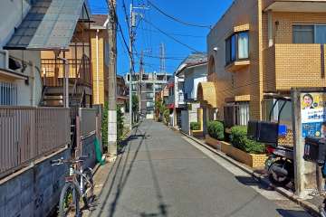 敷地西側の前面道路(南側から)