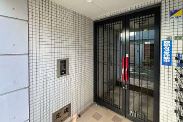 エントランスはオートロック付きです。