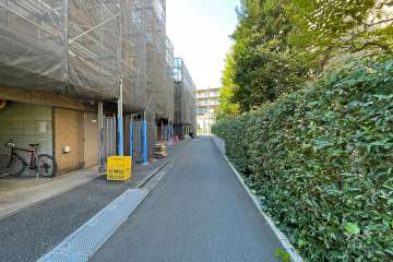 敷地北側の前面道路（東側から）