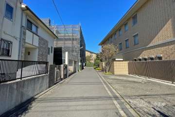 敷地東側の前面道路（南側から）