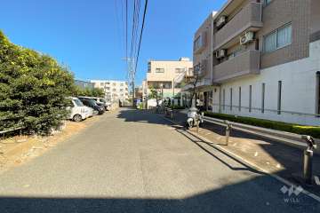 敷地西側の前面道路（南側から）