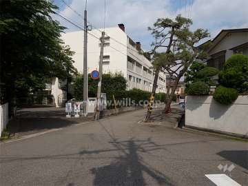 周辺は閑静な住宅地です。