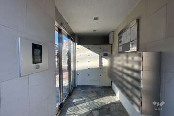 エントランスはオートロック付きです。