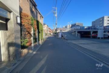 敷地東側の前面道路(南側から）