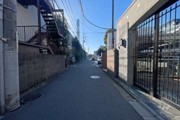 敷地東側の前面道路（北側から）