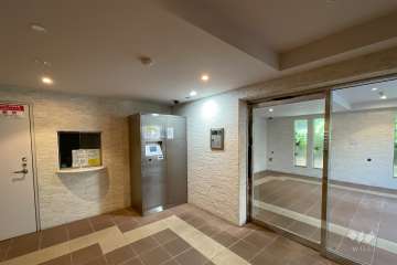 エントランスはオートロック付きです。