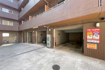 敷地内駐車場（屋内平面式）、コインパーキング、駐輪場