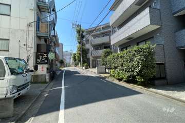 敷地北東側の前面道路（北西側から）