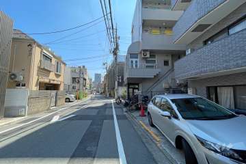 敷地北西側の前面道路（南西側から）