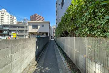 敷地南西側の通路（南東側から）