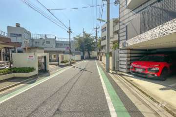 敷地東側の前面道路（北側から）