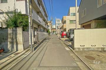 敷地南西側の前面道路（南側から）