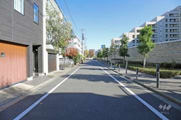 敷地東側前面道路（南側から）