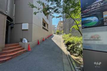 敷地南西側の前面道路（北西側から）