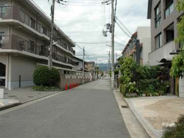 敷地北側の道路。周辺は区画の整った住宅地です。