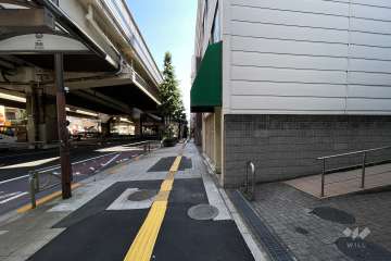 敷地の北西側道路の西側から