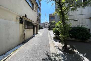 敷地の南西側道路の西側から
